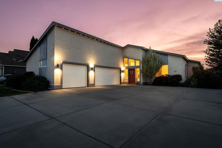Property Photo:  621 Pinnacle Dr  WA 99353 