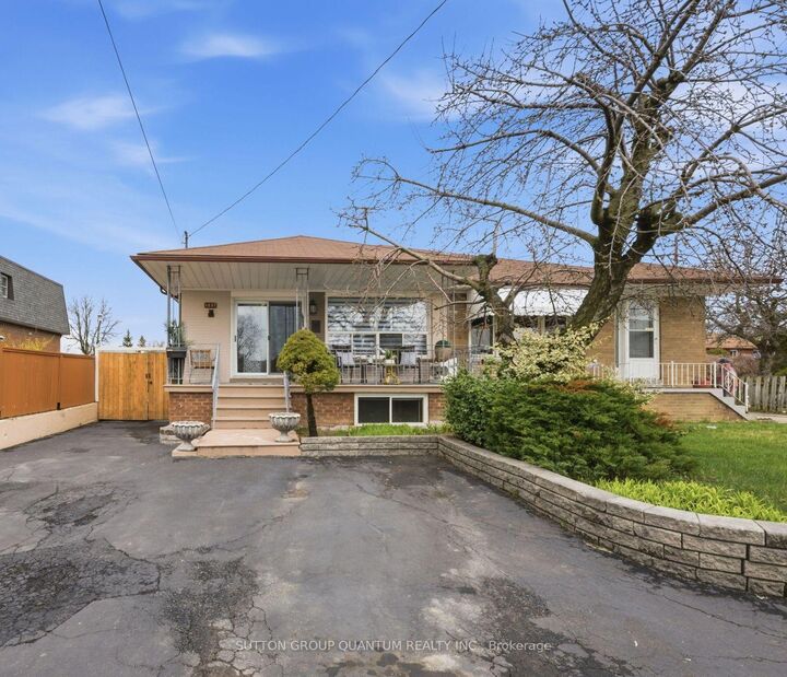 Property Photo: 1257 Alexandra Avenue ON L5E 2A7