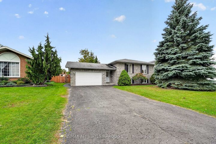 Property Photo:  828 Chelsea Crescent  ON K6H 6Y7 