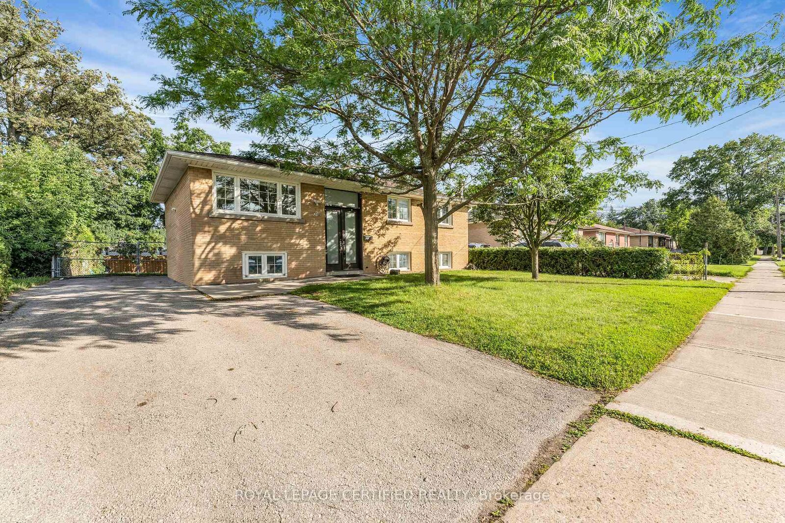 Property Photo:  586 Pinegrove Road Main  ON L6K 2C6 