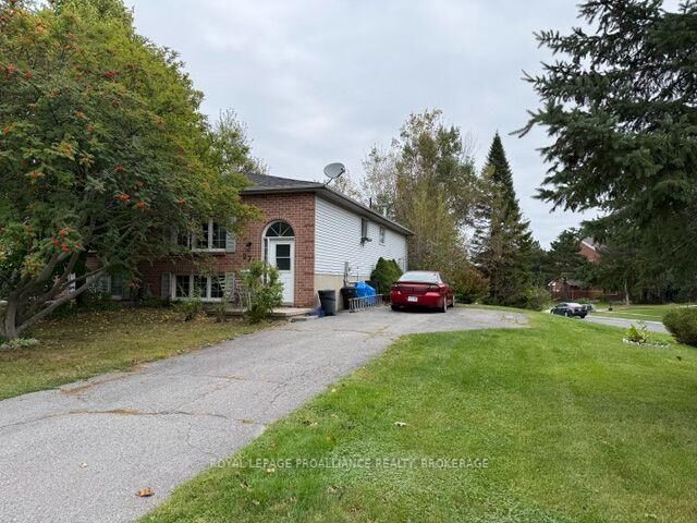 Property Photo:  272 Owens Crescent  ON K7M 8H6 