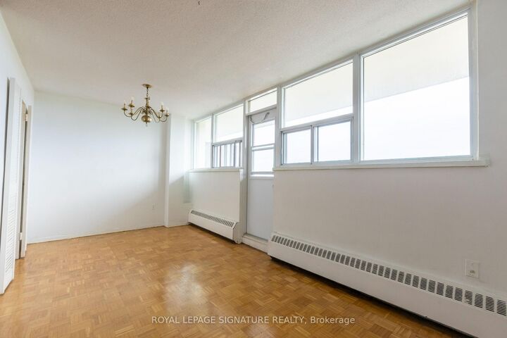 Property Photo:  161 Oakwood Avenue 902  ON M6E 2V2 
