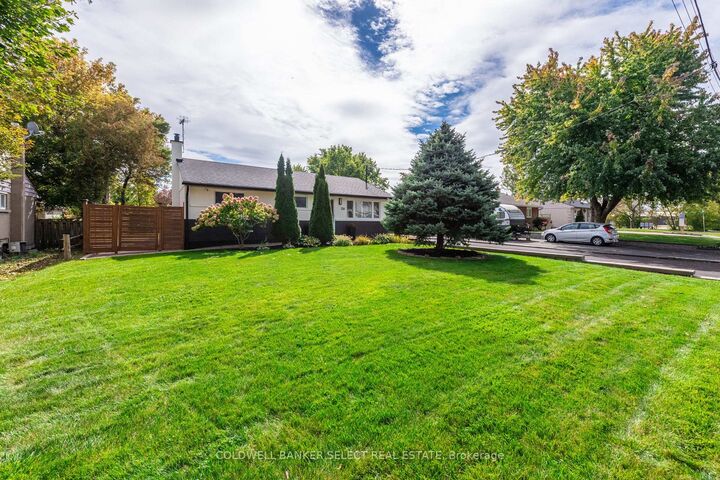 Property Photo:  158 Ellwood Drive W  ON L7E 4W4 