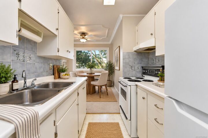 Property Photo:  2095 Oak Bay Ave #301  BC V8R 1E6 