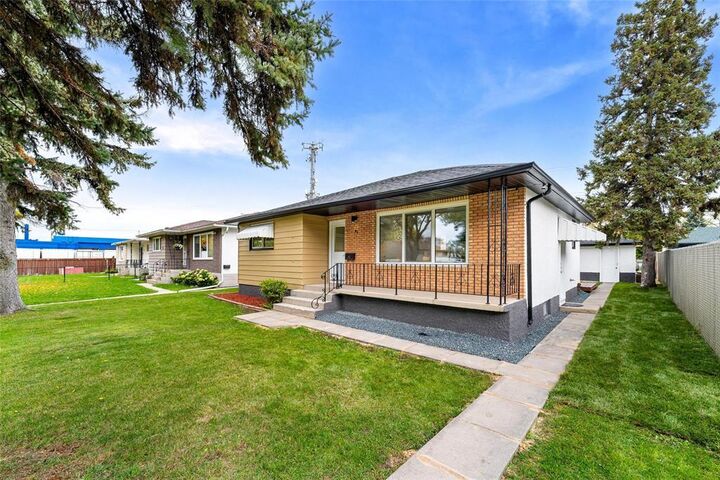 Property Photo: 43 Richardson Avenue MB R2V 2N3