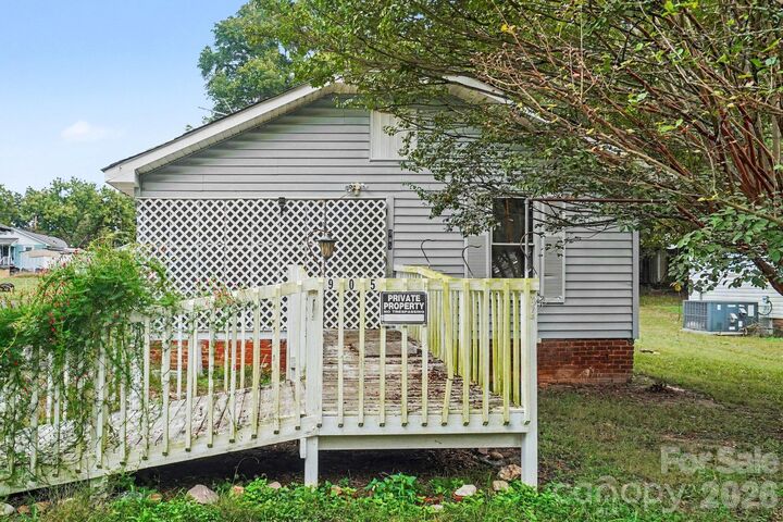 Property Photo: 905 Skyland Street NC 28083