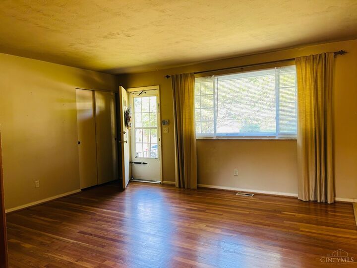 Property Photo: 2585 Byrneside Drive OH 45239