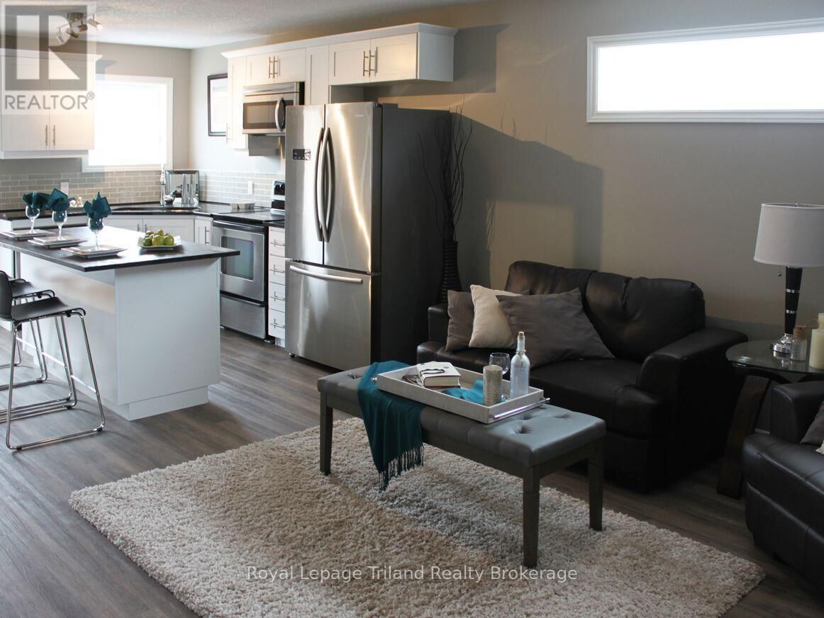 Property Photo:  687 Canterbury Street 6  ON N4S 4L3 