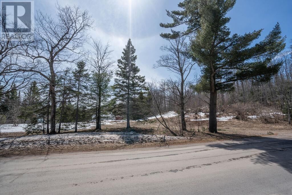 Photo de la propriété:  677 Maki Rd  ON P6A 6K4 