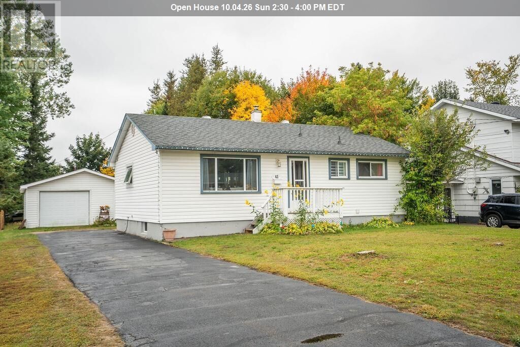 Photo de la propriété:  41 Centre St  ON P6A 4P5 