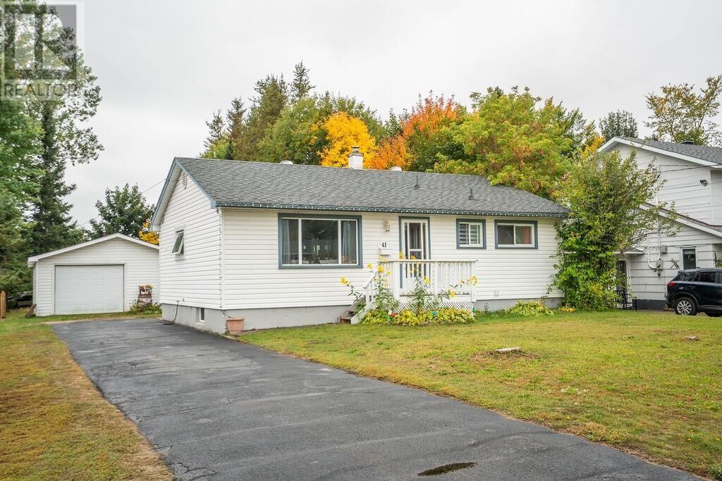 Property Photo:  41 Centre St  ON P6A 4P5 