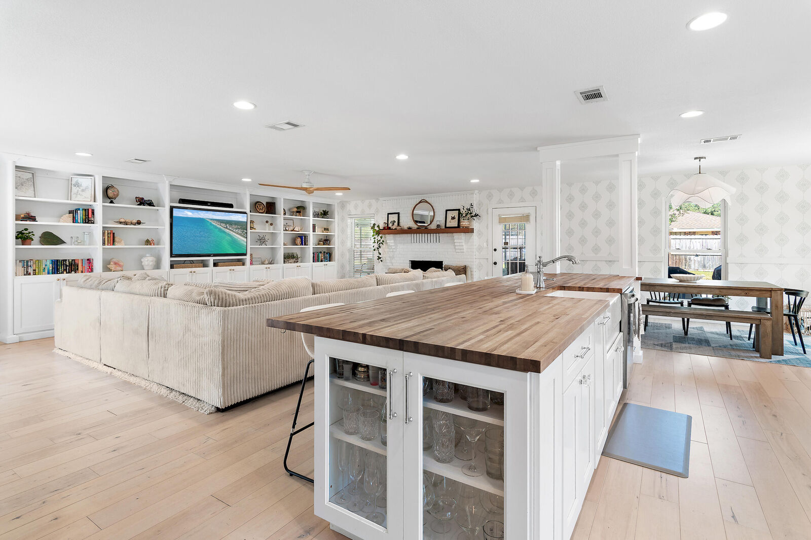 Property Photo: 84 W Country Club Drive FL 32541