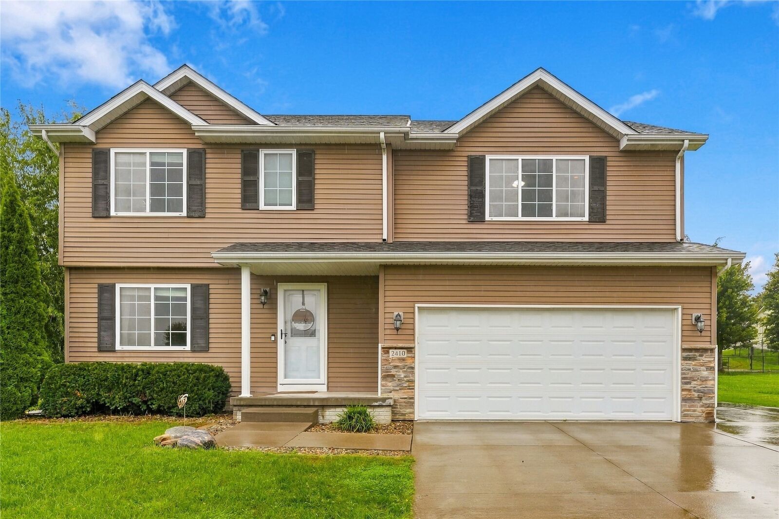 Property Photo: 2410 Hickory Street IA 50109