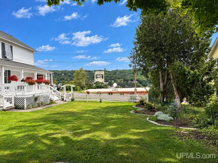 Property Photo:  105 W Houghton Avenue  MI 49931 