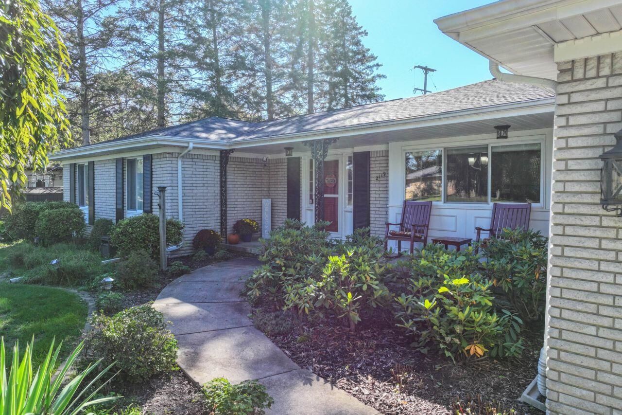 Property Photo:  2119 Blackthorn Drive  MI 48509 