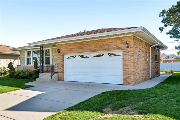 Property Photo: 4567 N Oakview Street IL 60656