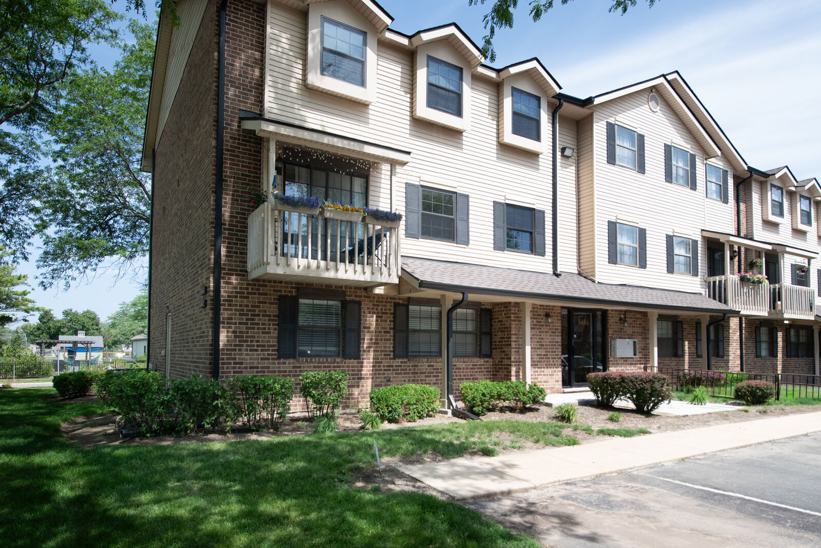 Property Photo: 1486 W Jefferson Avenue D IL 60540