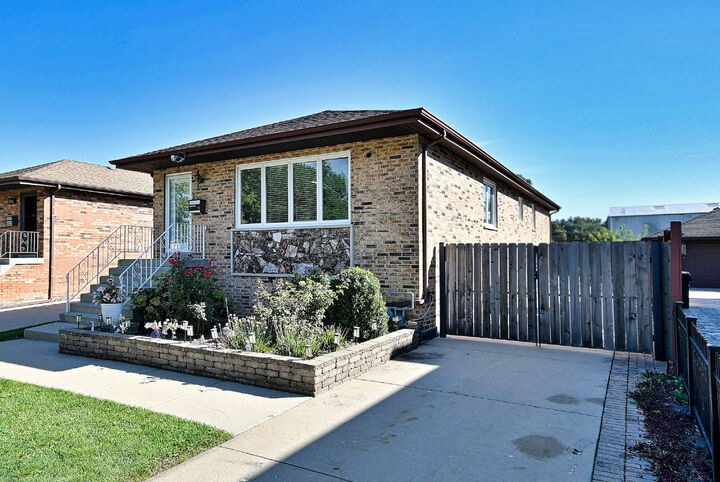 Property Photo:  2329 Trumbull Avenue  IL 60171 