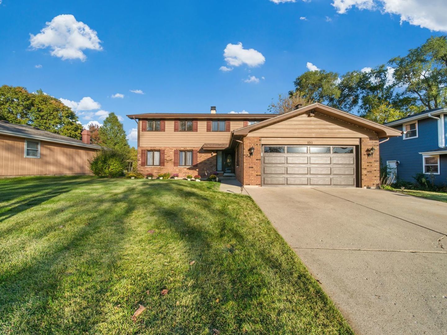 Property Photo:  1011 Iroquois Drive  IL 60123 