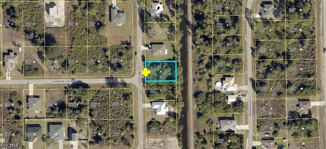 Property Photo:  511 Hawthorne Avenue S  FL 33974 
