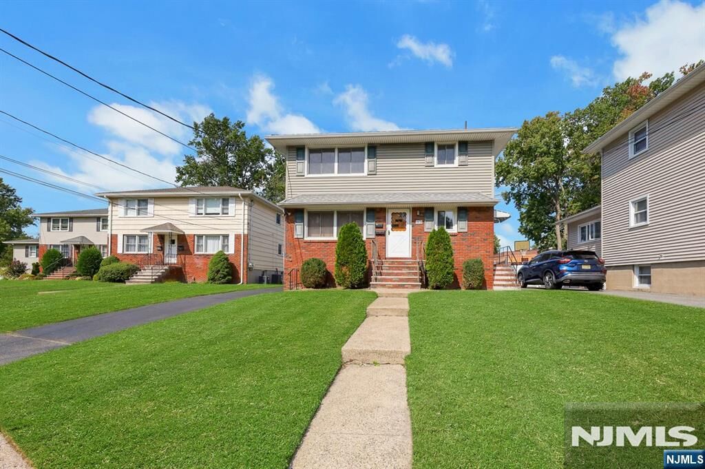 Property Photo:  113 Rochelle Parkway 2  NJ 07663 