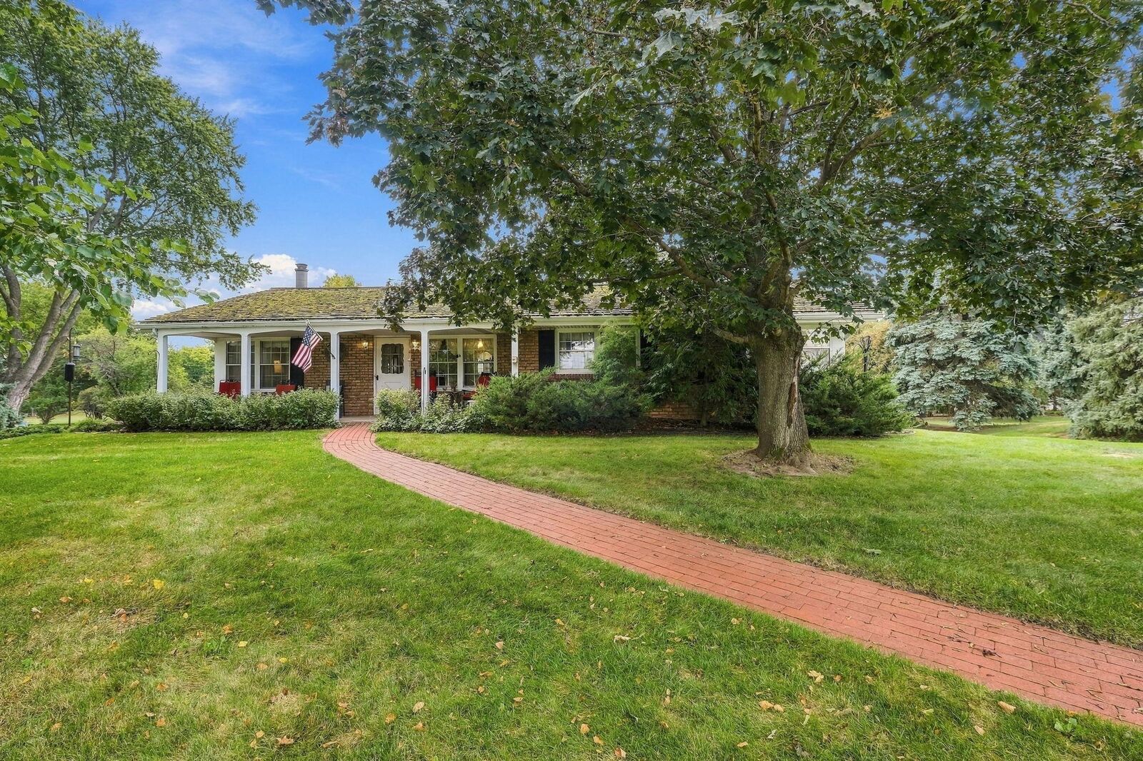 Property Photo:  1750 Crestridge Lane  MN 55122 