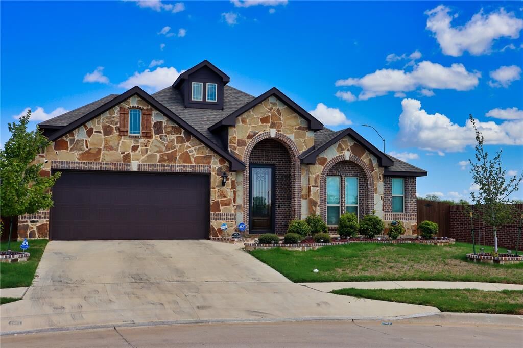 Property Photo: 4100 Snowberry Lane TX 76036