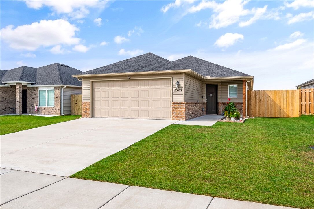 Property Photo:  2525 E Foxbury Street  AR 72761 