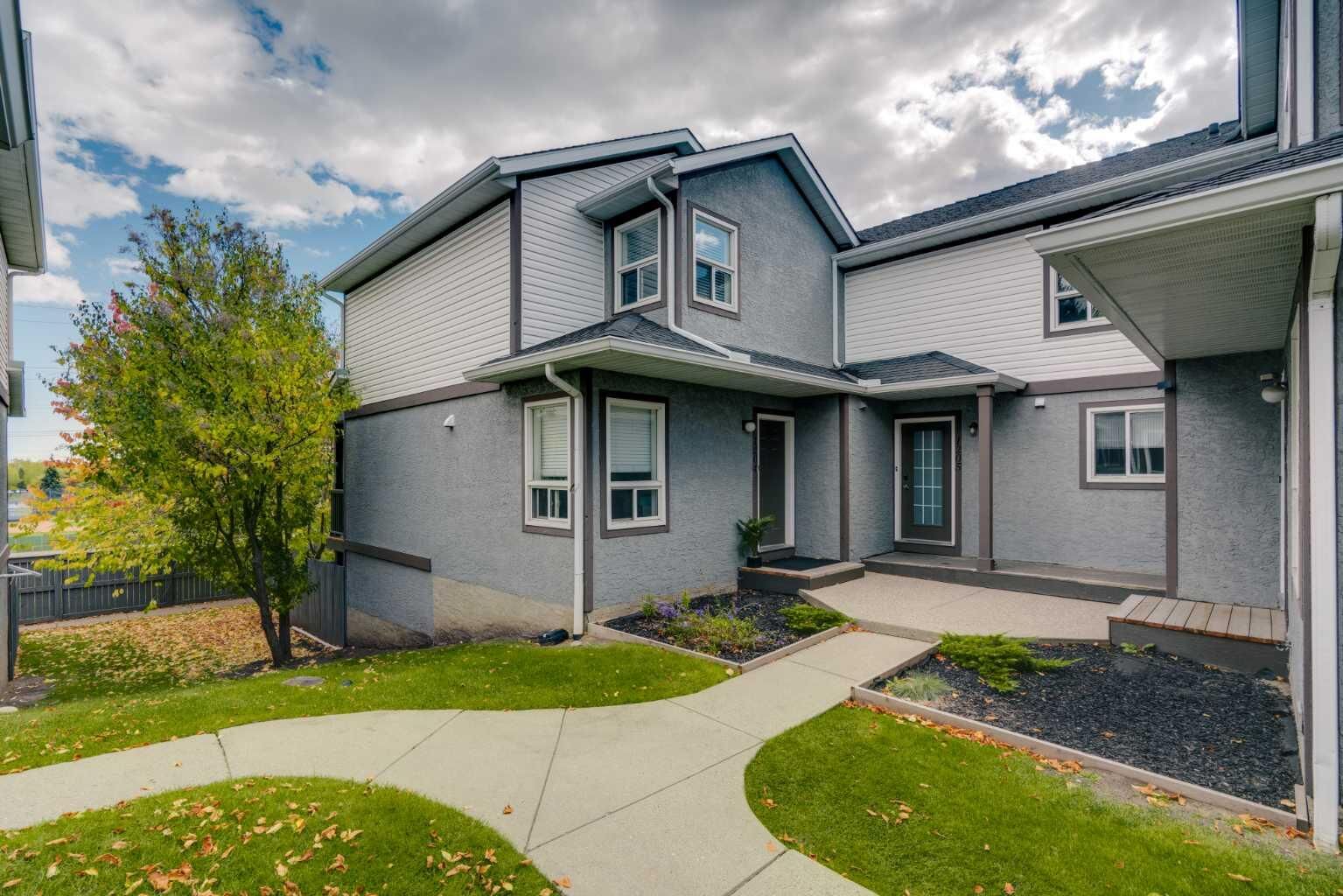 Property Photo:  1205 Signal Hill Green SW  AB T3H 2Y4 