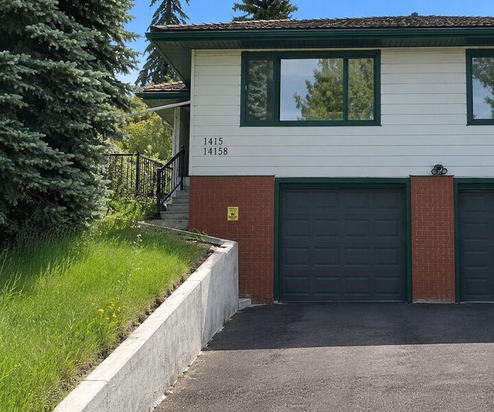 Property Photo:  1415 Rosehill Drive NW  AB T2K 1M3 