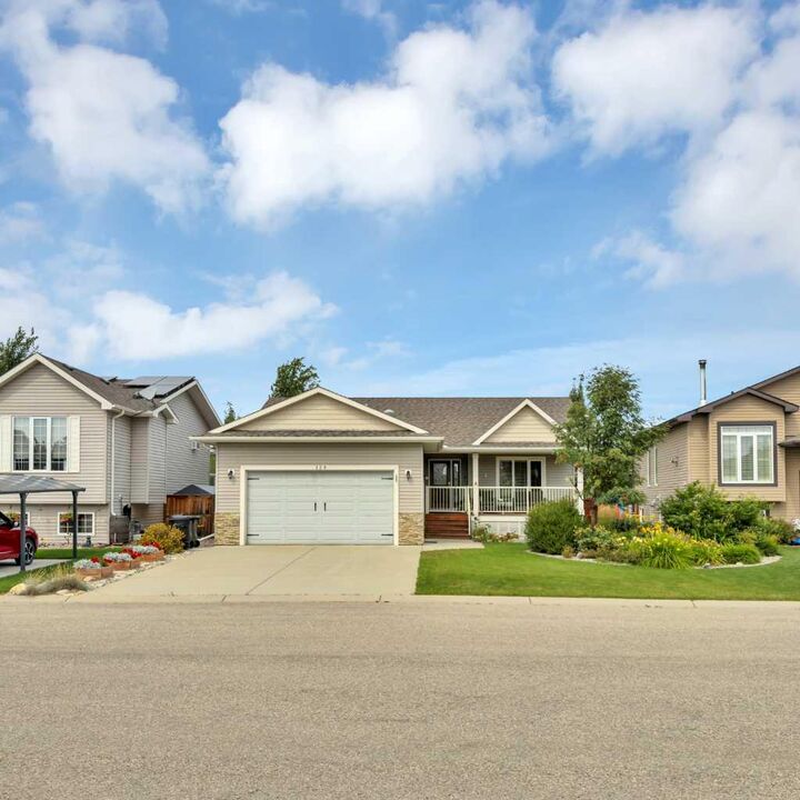 Property Photo:  128 12 Ave NE  AB T0M 1X0 