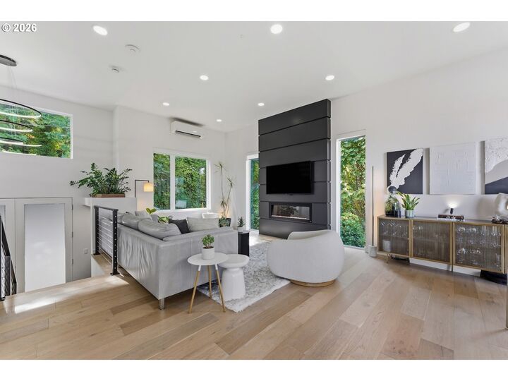 Property Photo:  1295 SW Cardinell Dr  OR 97201 