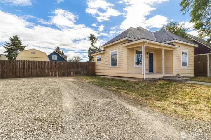 Property Photo: 512 N Roosevelt Street WA 99362