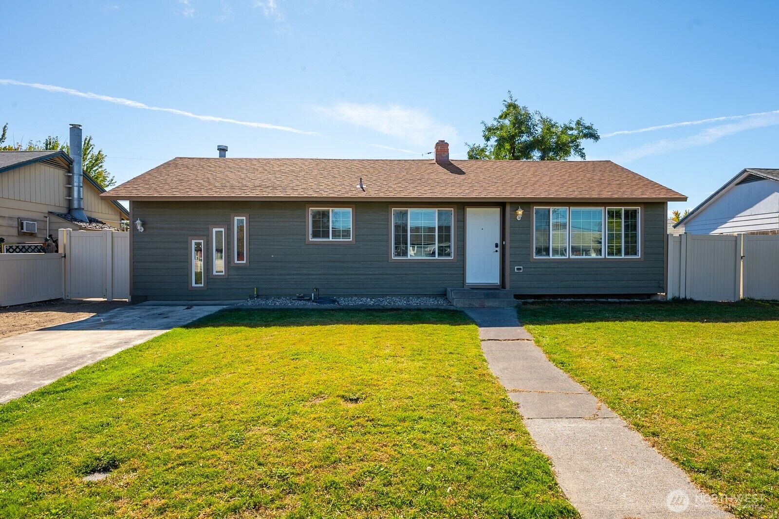 Property Photo: 719 W Loop Drive WA 98837