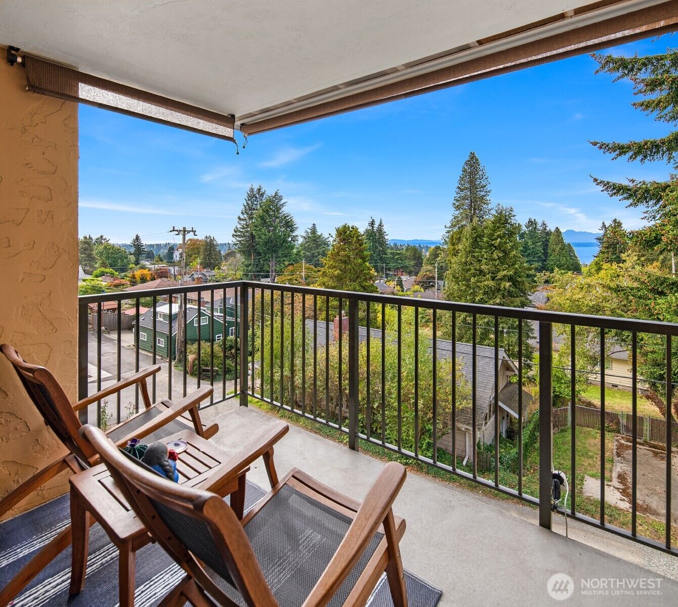 Property Photo:  11239  Greenwood Avenue N 304  WA 98133 