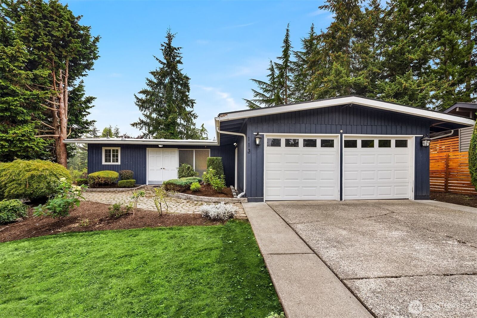 Property Photo:  113  152nd Place SE  WA 98007 