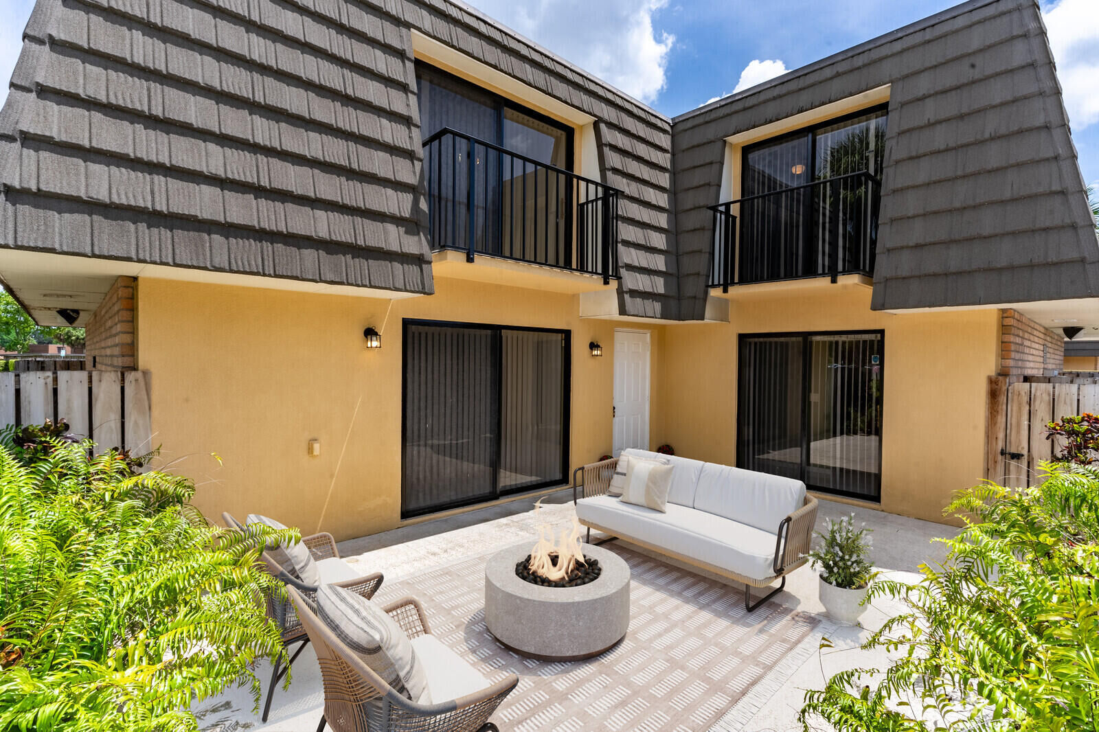 Property Photo:  622 6th Way  FL 33407 