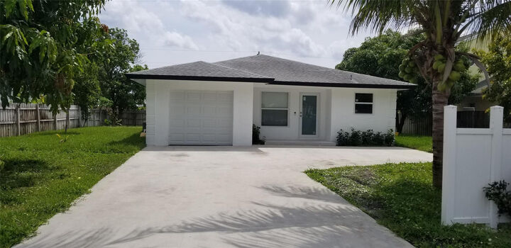 Property Photo:  915 SE 2nd Avenue  FL 33483 