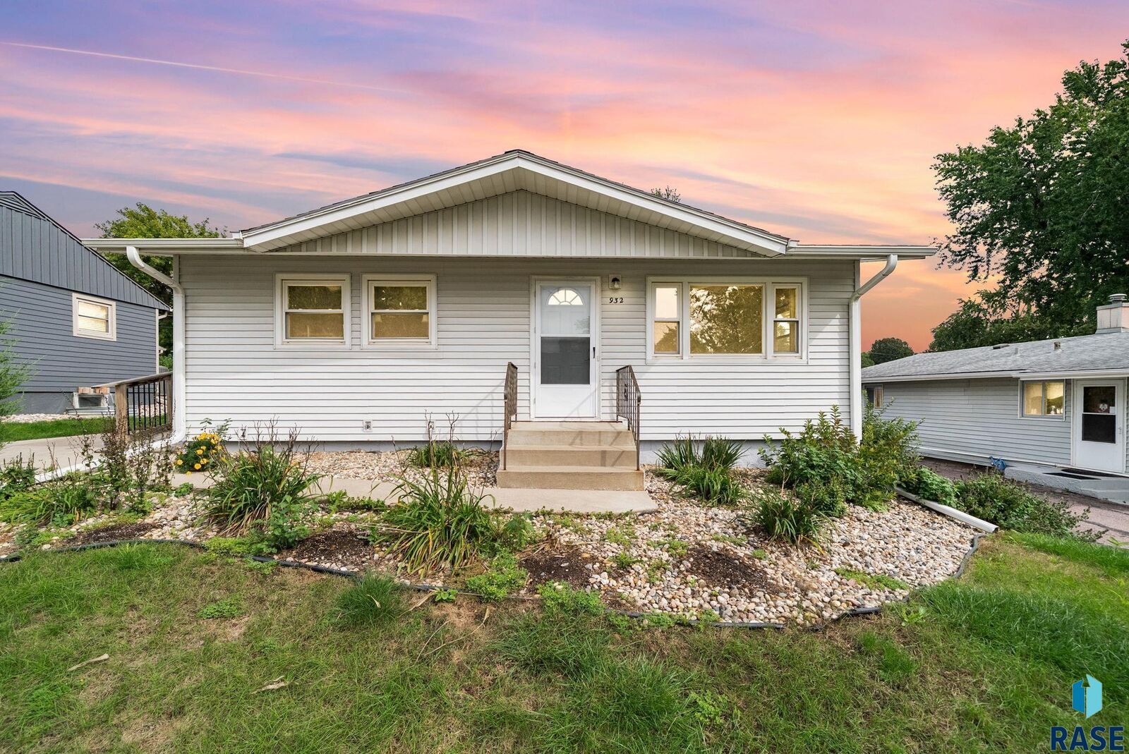 Property Photo: 932 S Harrington Ave SD 57103