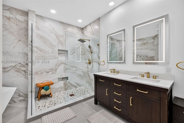 Property Photo: 200 NE 14th Ave 6 FL 33301