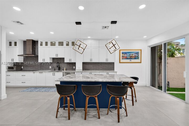 Property Photo:  200 NE 14th Ave 6  FL 33301 