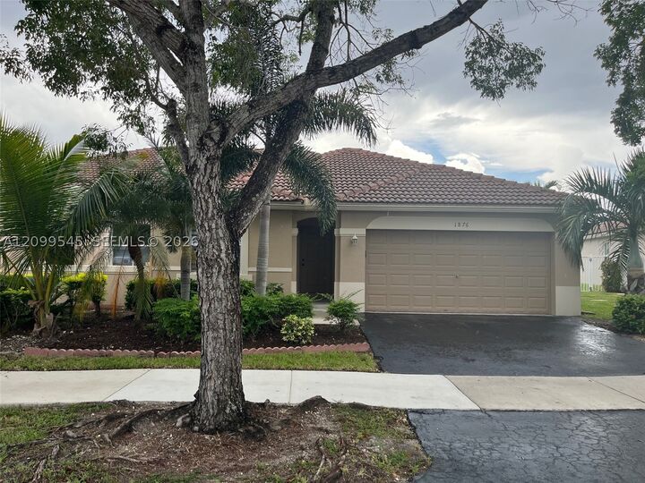Property Photo:  1876 Andromeda Ln 1876  FL 33327 