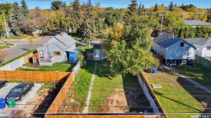 Property Photo:  915 23rd Street W  SK S7L 0S1 