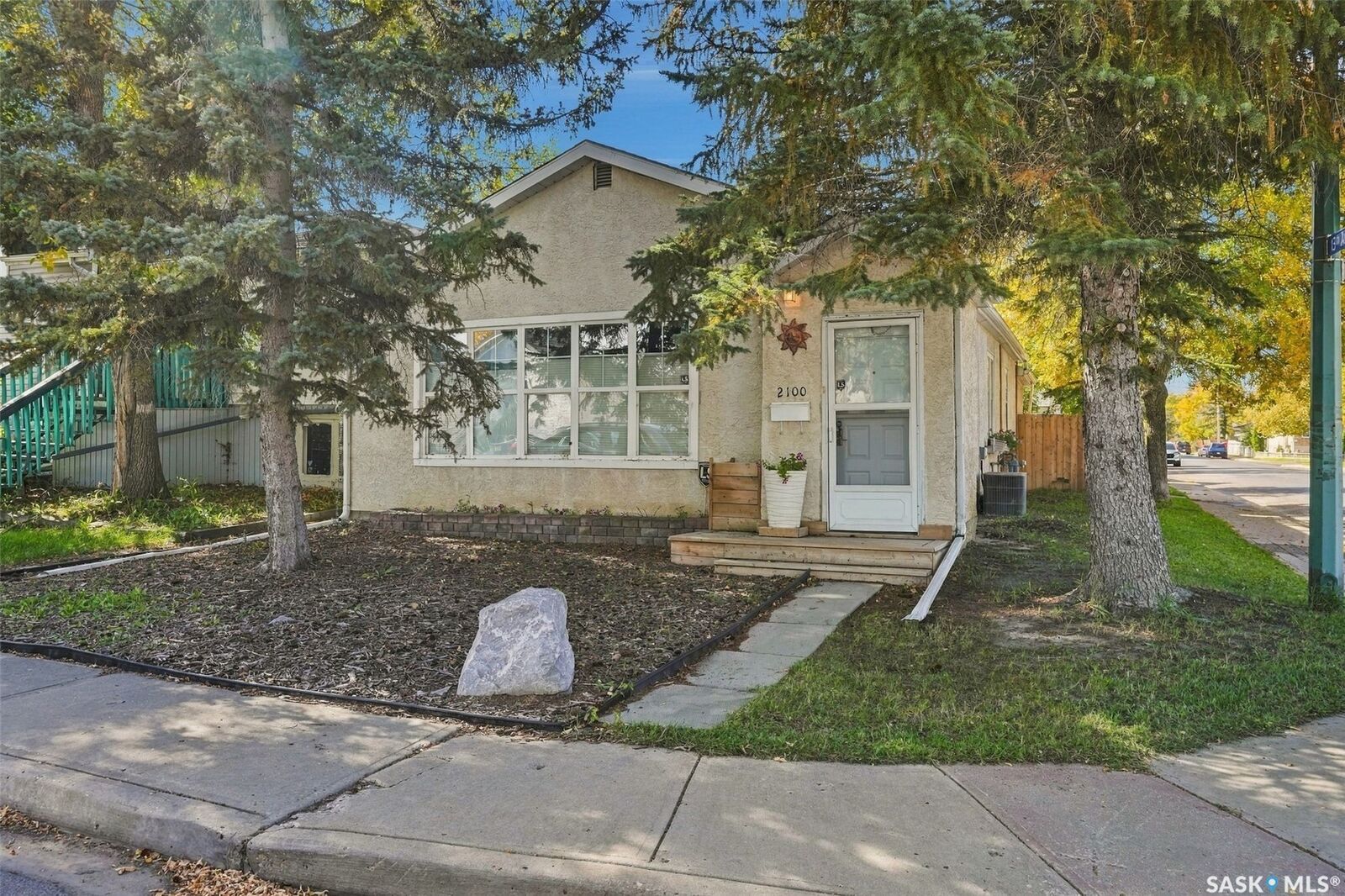 Property Photo:  2100 Lindsay Street  SK S4N 3B9 