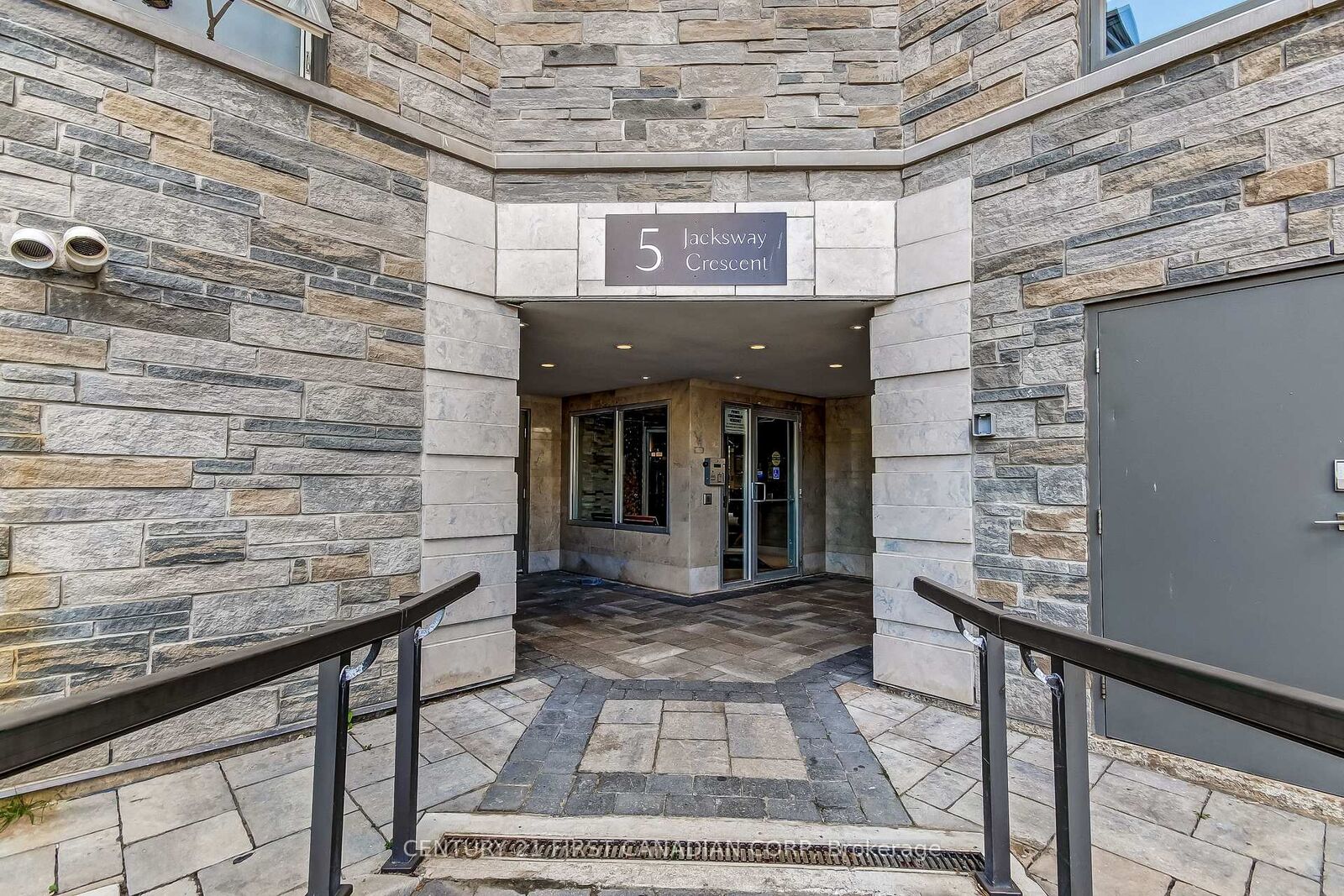 Property Photo:  5 Jacksway Crescent  ON N5X 3T6 