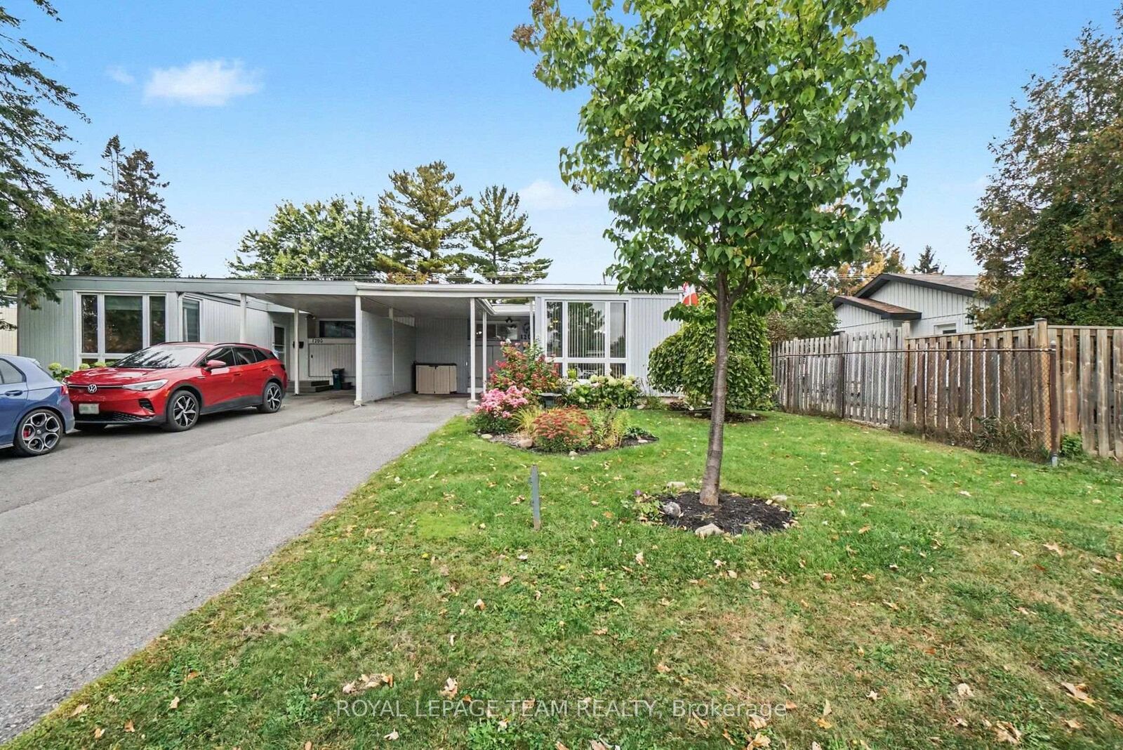 Property Photo: 1201 Meadowlands Drive E ON K2E 6K2