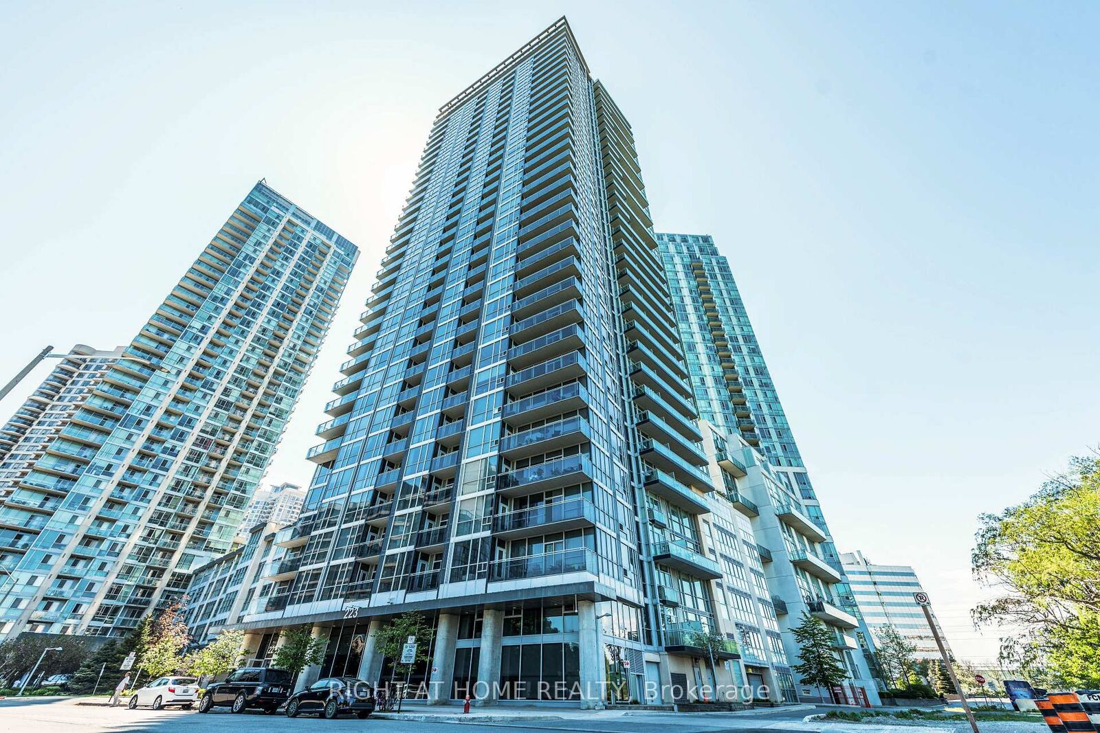 Property Photo:  223 Webb Drive 2802  ON L5B 0E8 