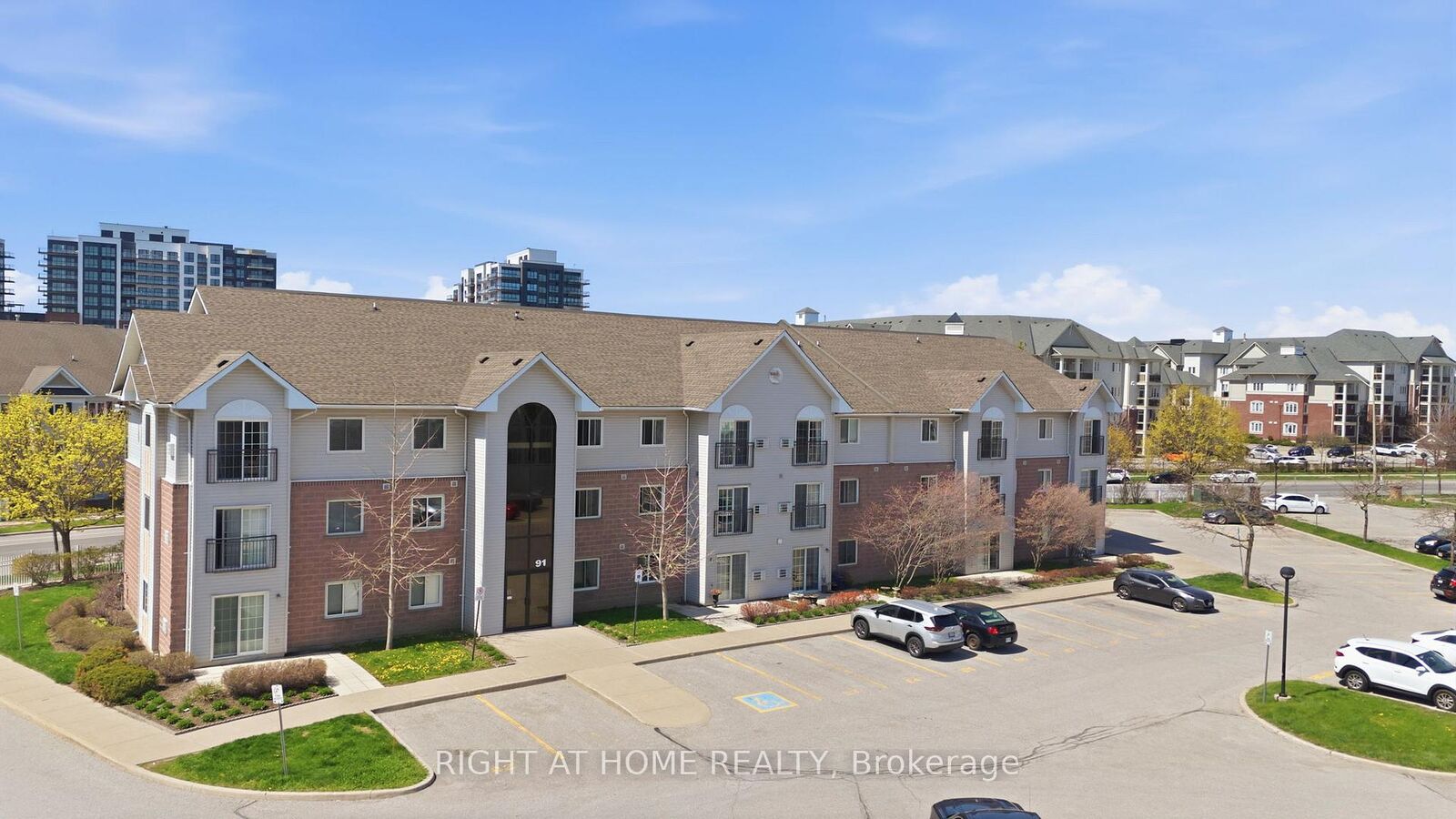 Property Photo:  91 Aspen Springs Drive 102  ON L1C 5J9 