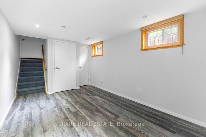 Property Photo:  733 Eaglemount Crescent Lower  ON L5C 1H2 