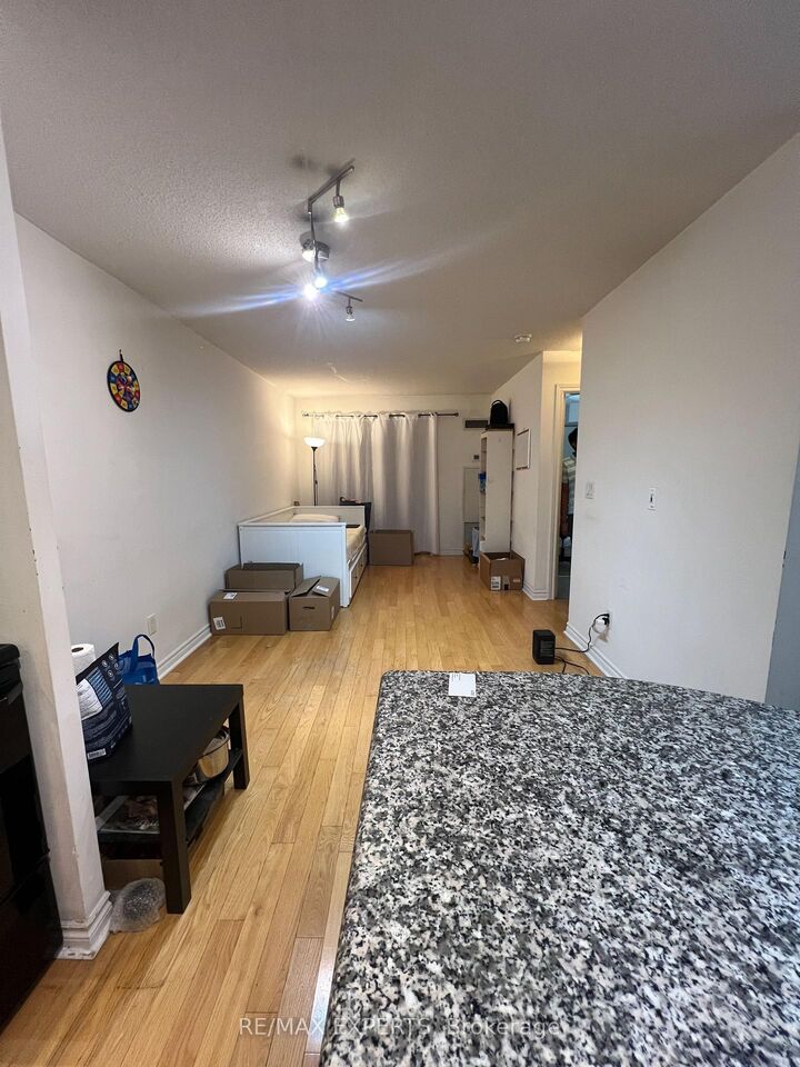 Property Photo:  250 Wellington Street 1428  ON M5V 3P6 